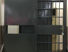 一框双监室门